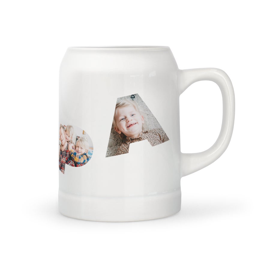 Ølkrus Hvit keramisk ølkrus med ordet "PAPA" trykt med personlige familiebilder, en morsom overraskelse.