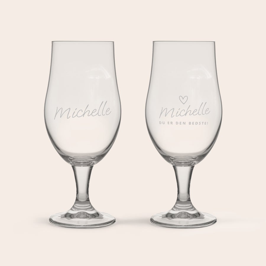 Ølglas To ølglas på fod med "Michelle" indgraveret, det ene med en hjerte-detalje og teksten "DU ER DEN BEDSTE!".