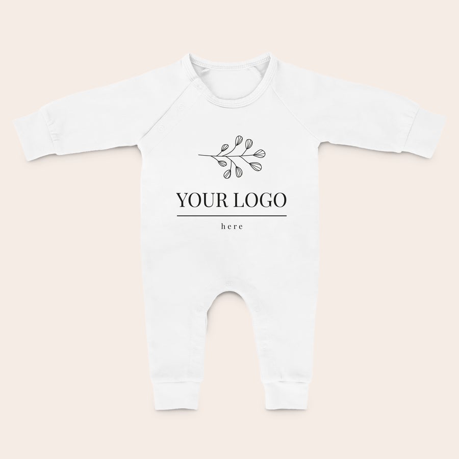Personalizowane śpioszki niemowlęce Białe personalizowane śpioszki z długim rękawem z nadrukiem Twoje logo here i gałązką