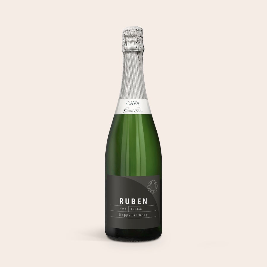 Cava - Palau Semi-Seco - 750ml Sticlă de Palau Semi Sec cu etichetă personalizată imprimată cu numele Ruben, anul 1992, locația Londra și textul Happy Birthday, un cadou personalizat.