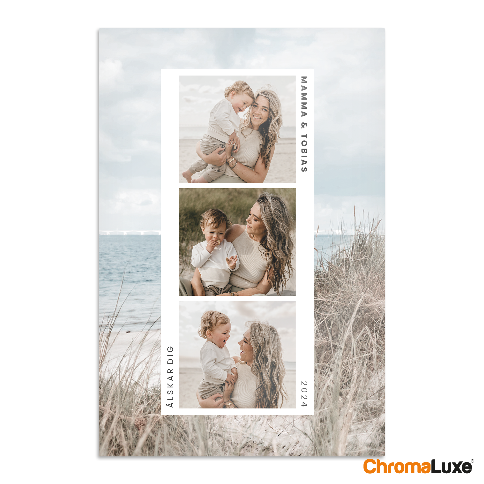ChromaLuxe fotopanel i aluminium med tre personliga foton av mamma och barn vid havet. Fototavlan har texten Mamma & Tobias, Älskar dig och årtalet 2024.