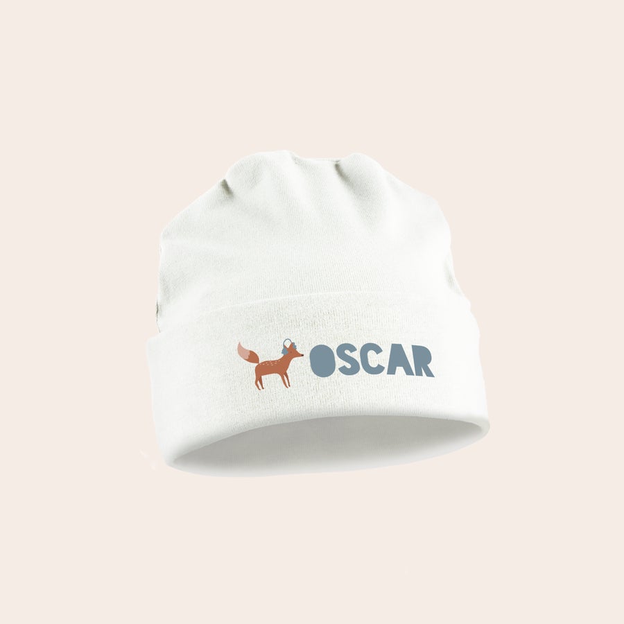 Eerste Kerst babymuts met naam - wit  Witte babymuts met naam Oscar, bedrukt met een vosje en gepersonaliseerde tekst