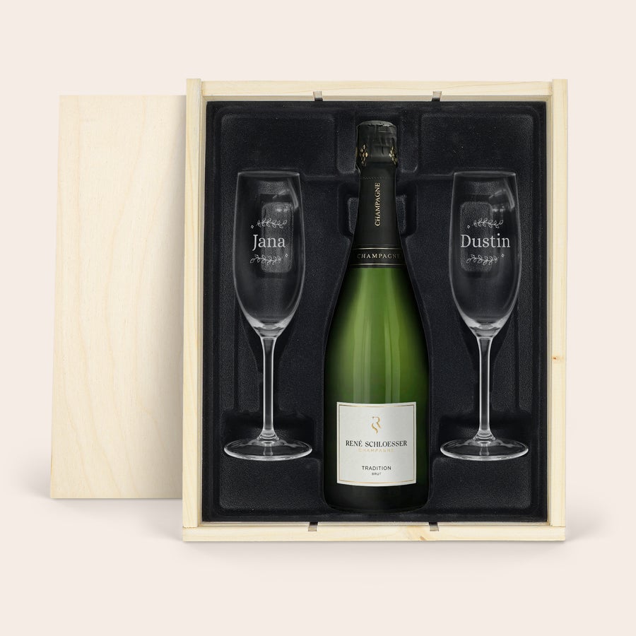 Sekt Geschenkset Rene Schloesser Set personalisieren Champagner personalisieren - René Schloesser mit graviertem Glas (750ml) in Holzkiste mit Namen Jana und Dustin.