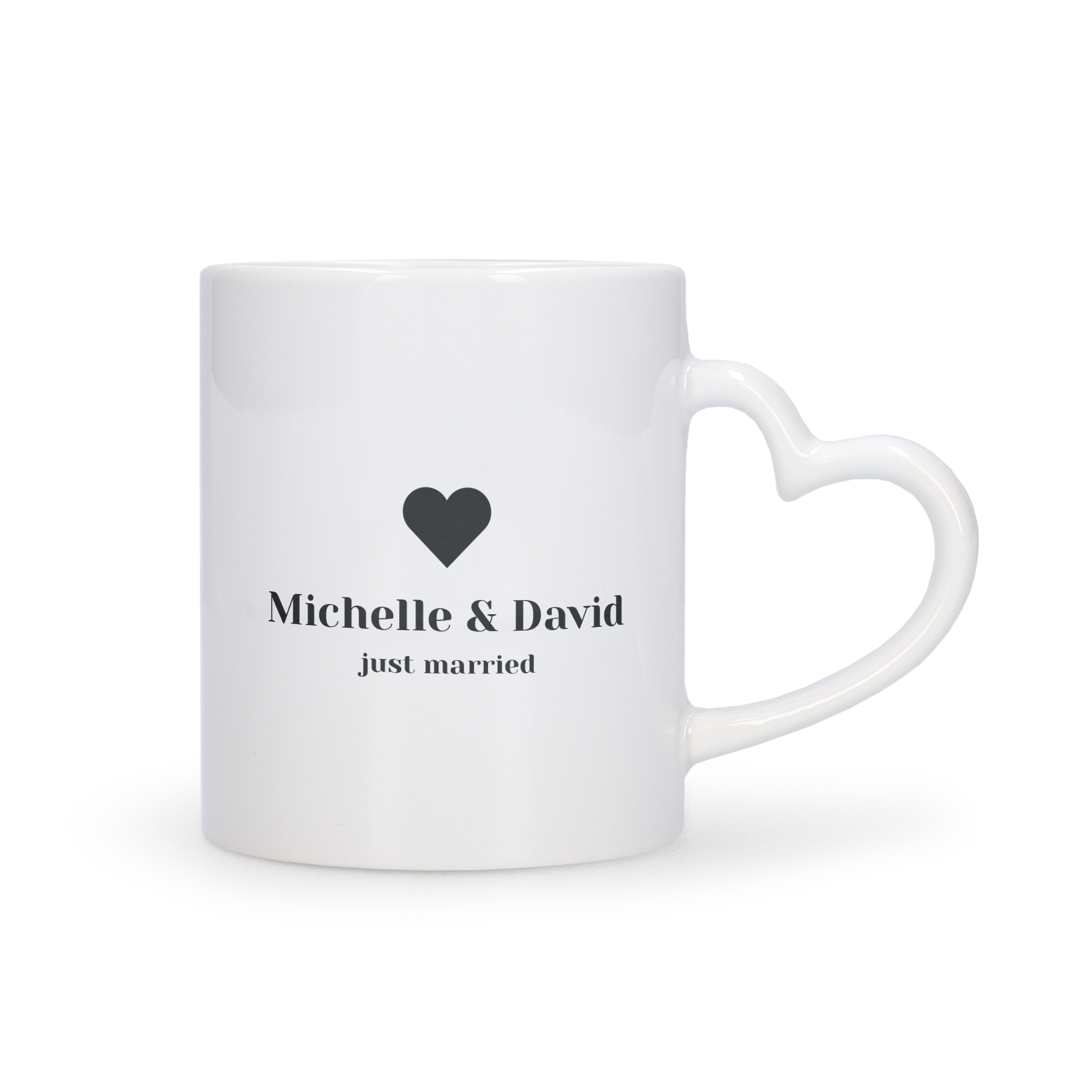 Caneca personalizada branca com alça de coração, impressa com nomes Michelle & David e just married, ideal para amantes de café.