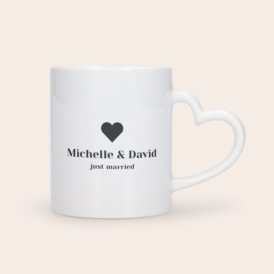 Caneca - Formato Coração Caneca personalizada branca com alça de coração, impressa com nomes Michelle & David e just married, ideal para amantes de café.