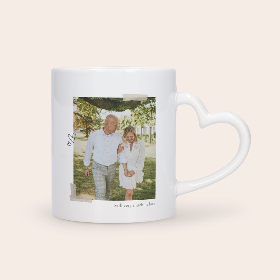 Kubek ze zdjęciem i tekstem - Serce Wyjątkowy kubek z własnym zdjęciem i tekstem Still very much in love, uchwyt w kształcie serca, personalizowany nadrukiem