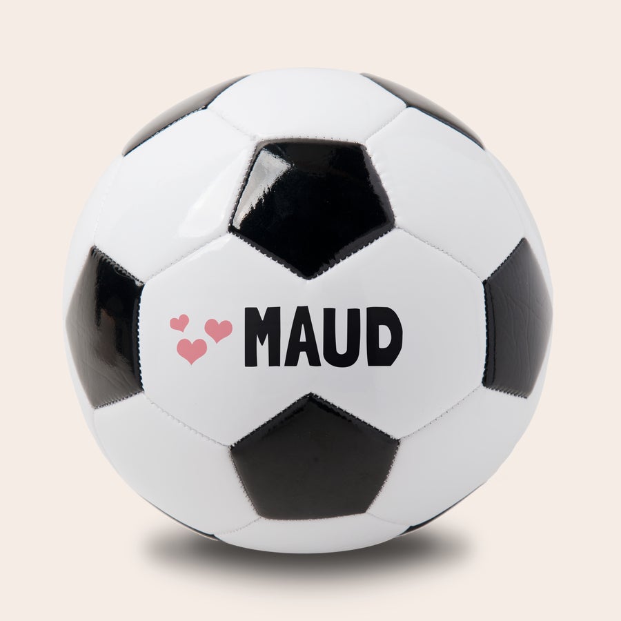 Spersonalizowana piłka nożna z imieniem Personalizowana piłka nożna z imieniem "MAUD" i trzema różowymi sercami, nadrukowana na białym panelu