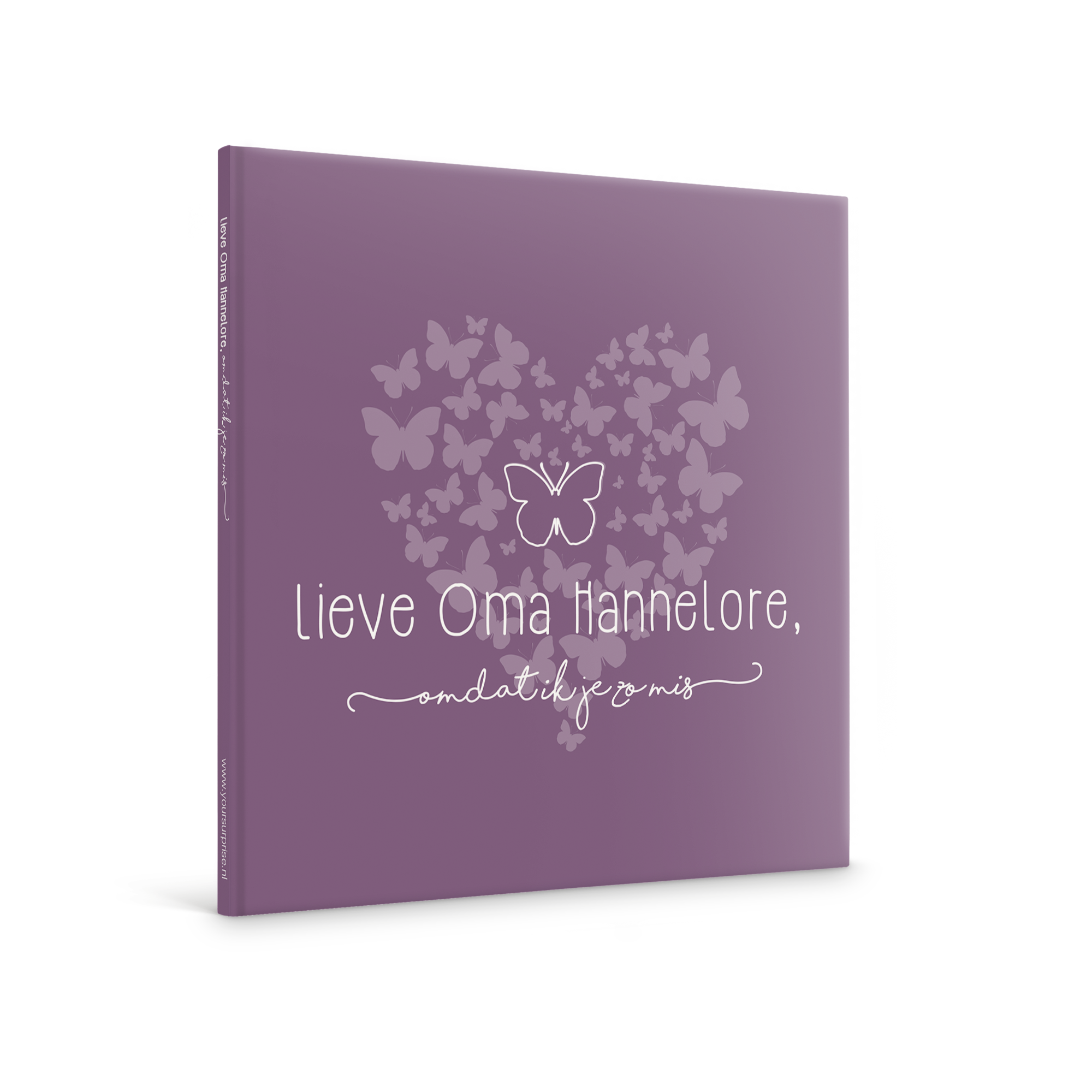 Gepersonaliseerd boek - Lieve Oma, omdat ik je zo mis - Softcover met een paarse omslag en witte tekst, met vlinders als hartvormig patroon. De omslag is bedrukt met de naam Hannelore en de tekst Lieve Oma Hannelore, omdat ik je zo mis.