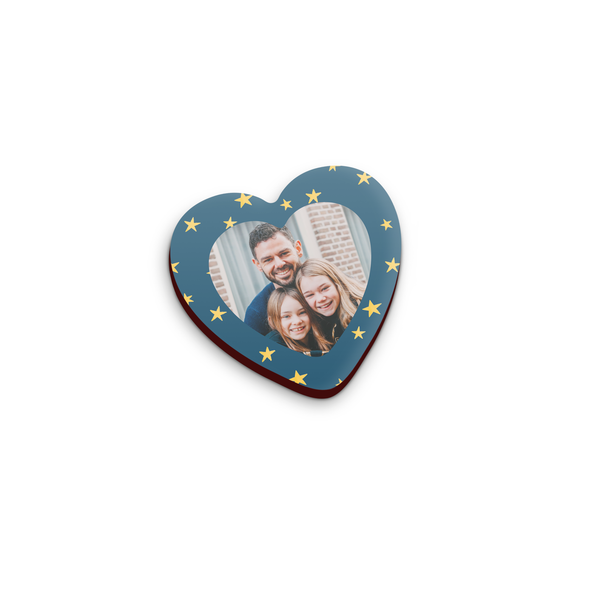 Magnet personalizat în formă de inimă, albastru, cu stele galbene, imprimat cu o fotografie de familie.