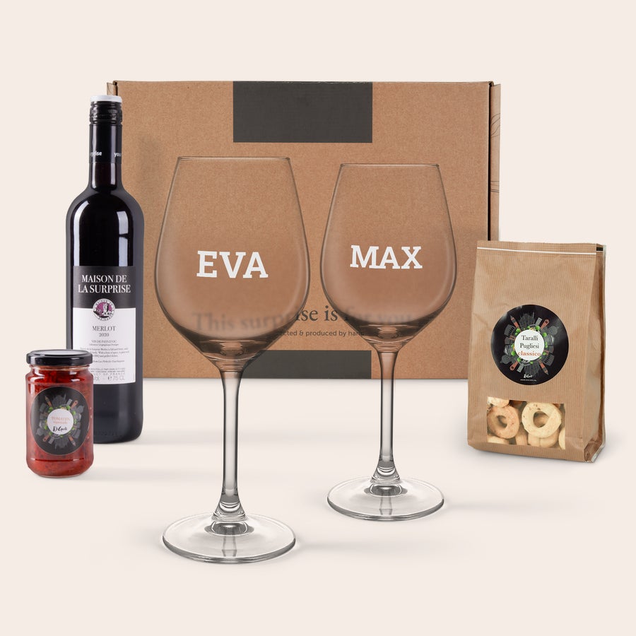 Caja de Regalo con Vino y Copas Grabadas Set de vino tinto con dos copas grabadas con los nombres EVA y MAX, tapenade y galletas.