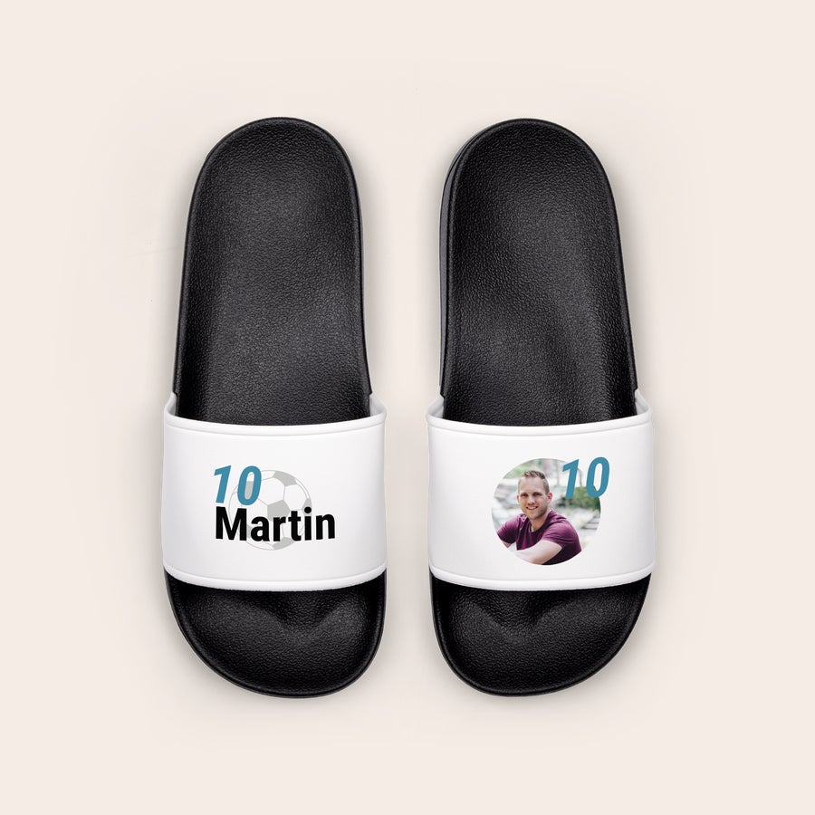 Badslippers personaliseren Gepersonaliseerde badslippers met de zomer in je bol, bedrukt met naam Martin, voetbal en foto.