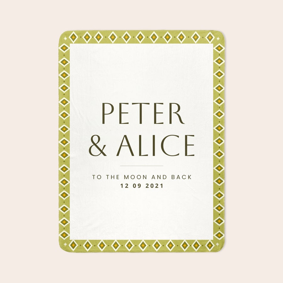 Fleecedeken bedrukken Bedrukte fleecedeken met groene rand, gepersonaliseerd met namen 'Peter & Alice' en datum '12 09 2021'.