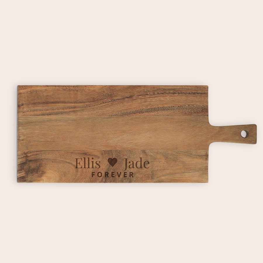 Tabla de cortar de madera Tabla de madera personalizada grabada con los nombres Ellis y Jade, y la palabra "FOREVER" debajo.