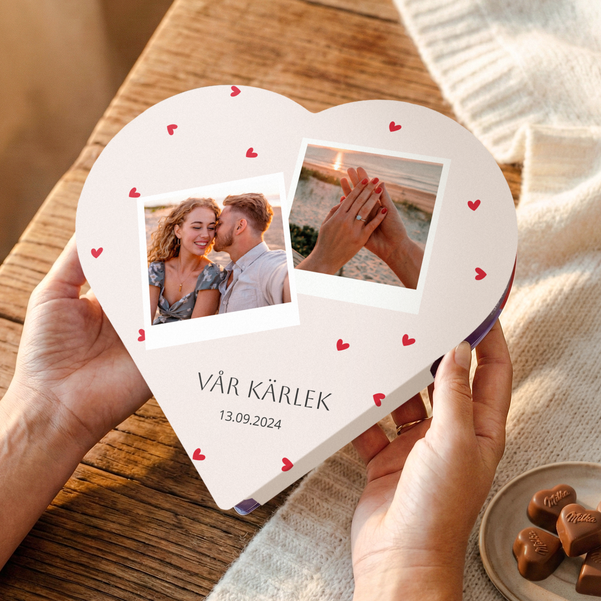 Personlig hjärtformad chokladask med Milka-praliner, tryckt med egna foton, texten "VÅR KÄRLEK" och datumet "13.09.2024".