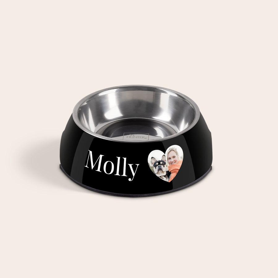 Castron pentru hrănirea câinilor Bol negru pentru hrana cainilor, personalizat cu numele Molly si o fotografie cu proprietara si cainele ei, imprimata pe o suprafata in forma de inima