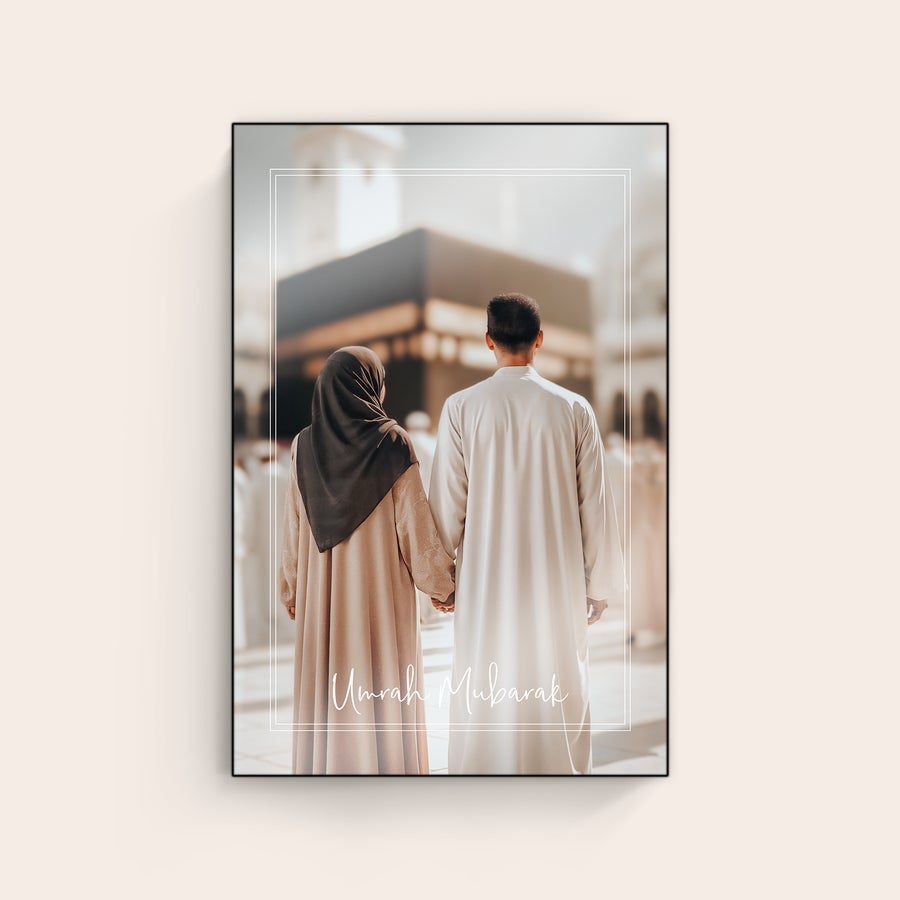 Foto su Legno Pannello fotografico in legno ChromaLuxe con foto di coppia e testo "Umrah Mubarak" stampato, personalizzabile con testo e foto