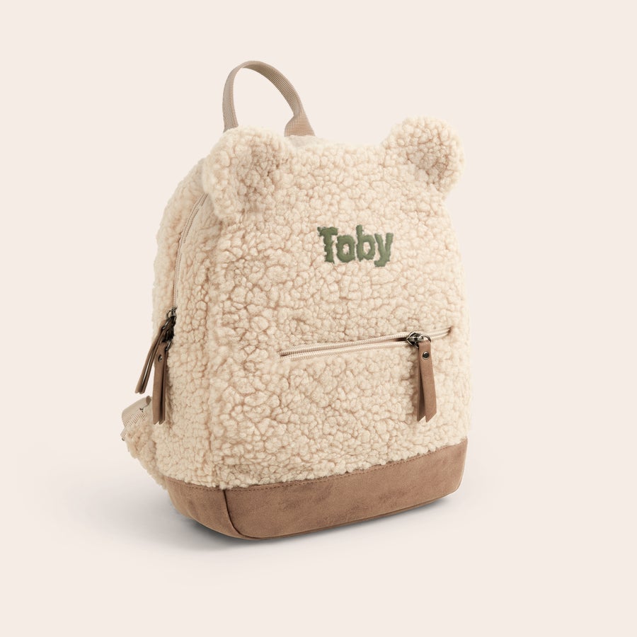 Personaliziran medvedek nahrbtnik Bež teddy nahrbtnik z ušeski, personaliziran z izvezenim imenom "Toby" v zeleni barvi, idealen personaliziran teddy nahrbtnik