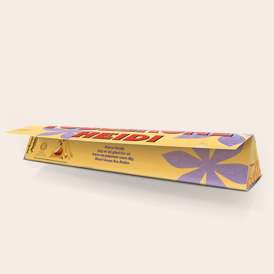 Toblerone med navn - Mors Dag Personlig Toblerone-chokoladebar med teksten Kære Heidi jeg er så glad for at have en papmor som dig Stort knus fra Anita printet på indpakningen.