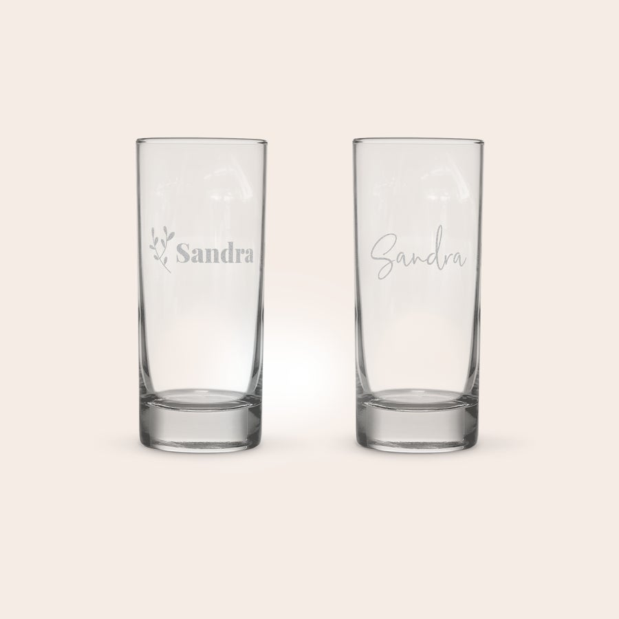 Highball glas Highball glas med personlig gravering af navnet "Sandra" og bladdesign, perfekt til en du holder af.
