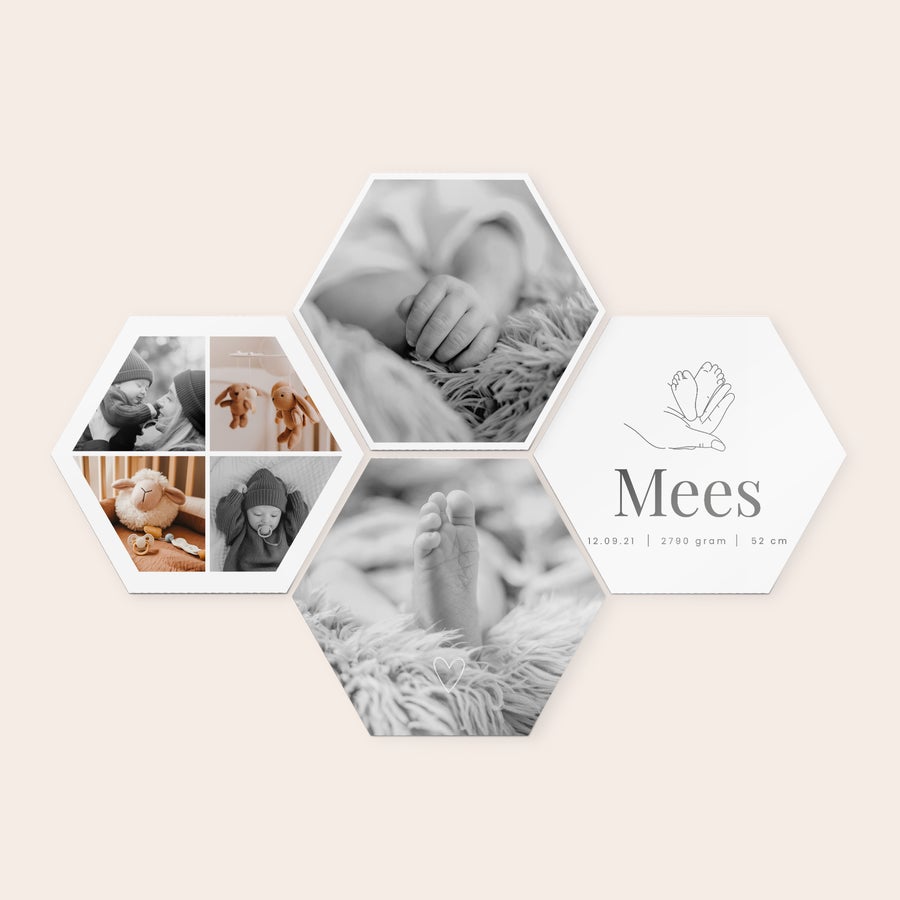 Foto wandpanelen Zeshoekige houten fototegels met gedrukte babyfoto's en gepersonaliseerde naam Mees, geboortedatum en gewicht. Hang herinneringen aan de muur met houten fototegels.