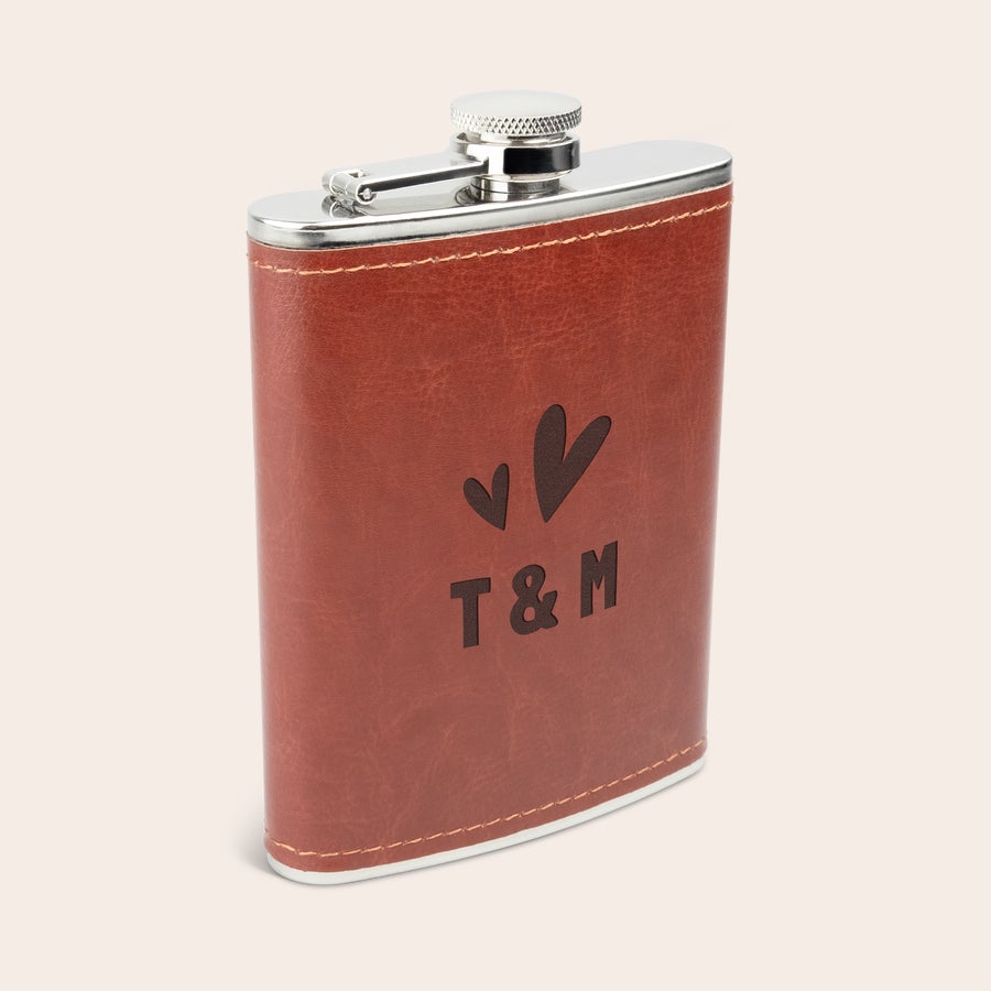 Garrafa de bolso gravada Frasco de quadril de couro marrom com gravação de corações e as iniciais T & M, um presente personalizado para amantes de uísque.