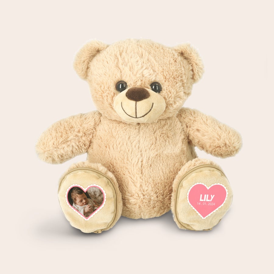 Personaliziran medvedek Personaliziran plišasti medvedek z žepi za noge, tiskan s fotografijo in imenom Lily ter datumom 14.01.2024