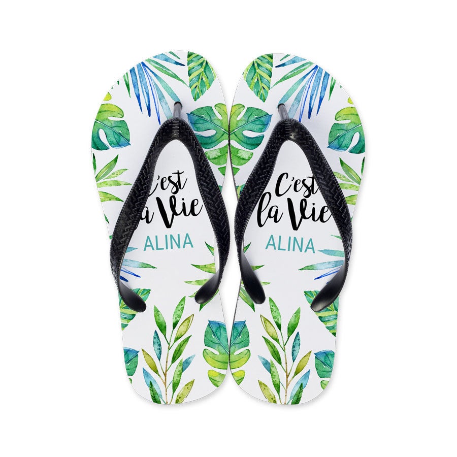Weiße individuelle Zehensandalen mit tropischem Blattmuster, bedruckt mit dem Text "C'est la Vie" und dem Namen Alina