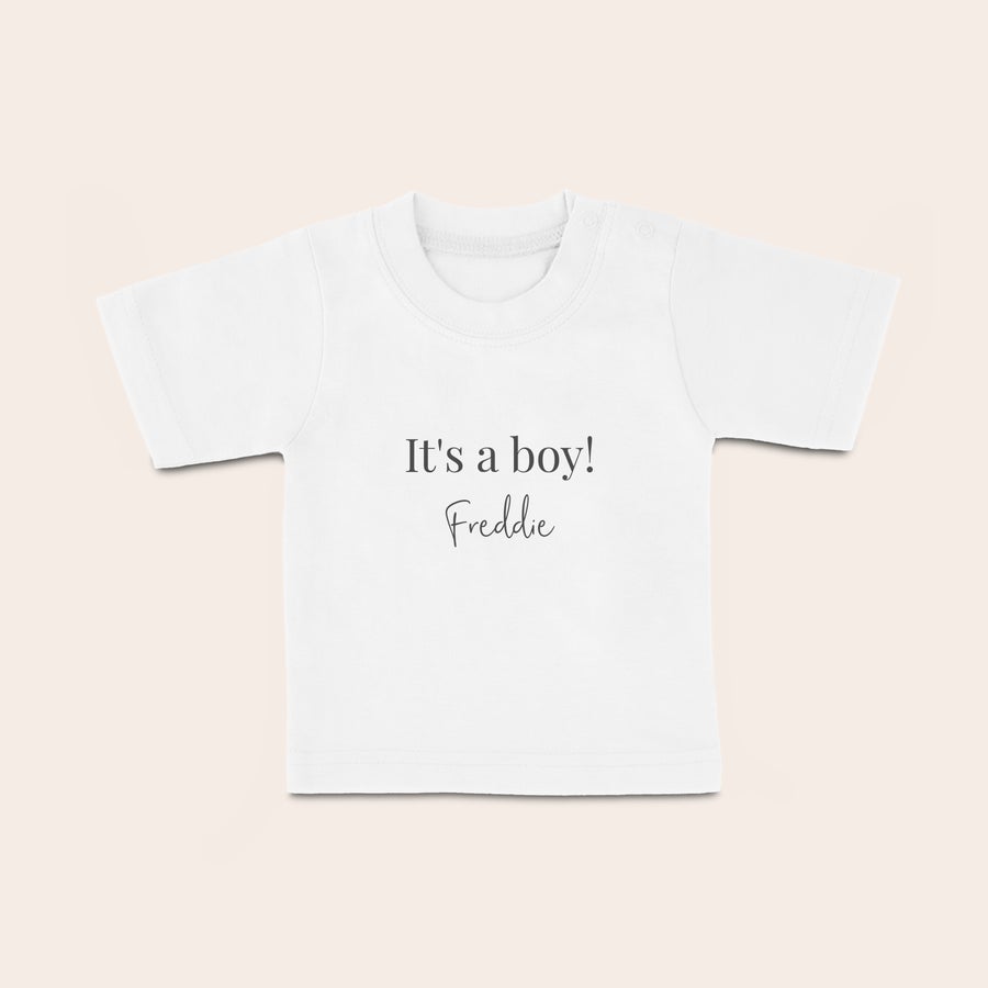 Tricou personalizat - Bebeluș Tricou personalizat alb pentru bebeluși, imprimat cu textul "It's a boy!" și numele "Freddie".
