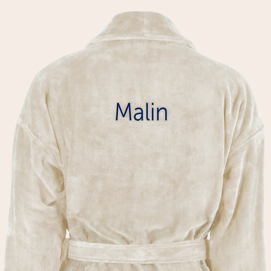 Badekåpe for menn med navn Lys badekåpe med navnet "Malin" brodert i blått på ryggen. En myk badekåpe brodert med din egen tekst.