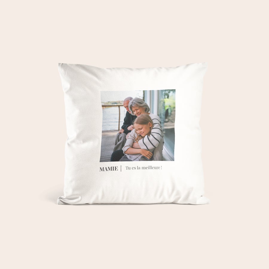 Coussin personnalisé photo Coussin couleur blanc personnalisé avec photo et texte imprimés, une mamie et sa petite-fille, texte Mamie tu es la meilleure