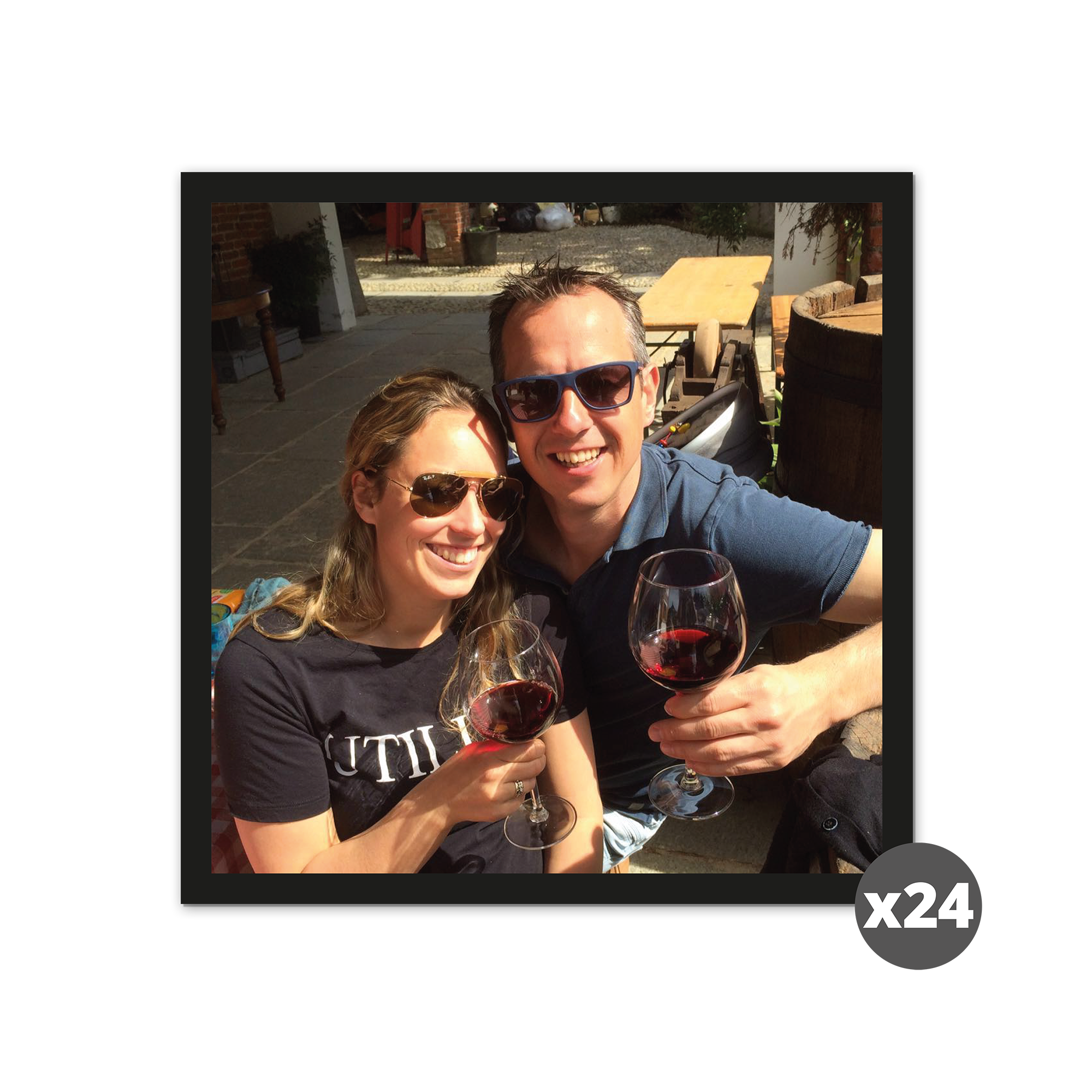 Set de 24 fotografías personalizables impresas con una imagen de una pareja bebiendo vino.