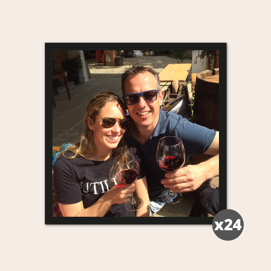 Fotos impressas: Retrô - Quadradas Conjunto personalizado de 24 impressões de fotos quadradas com casal sorrindo e segurando taças de vinho