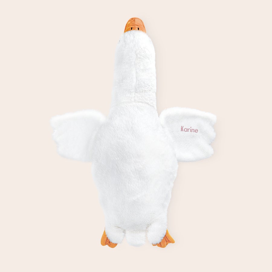 Peluche oie brodée Peluche oie blanche personnalisée avec le prénom Karine brodé en rose sur l'aile droite pour surprendre vos petits.