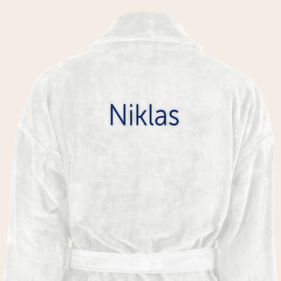 Badrock Herr med namn Vit badrock med namnet "Niklas" broderat i marinblått på ryggen som en personlig gåva