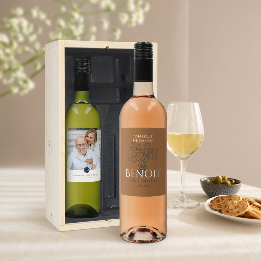 Coffret vin personnalisé - Belvy - Rouge, Blanc & Rosé Coffret de Belvy rosé et blanc avec étiquettes personnalisées, une imprimée avec une photo d'un couple et l'autre avec le nom Benoit.