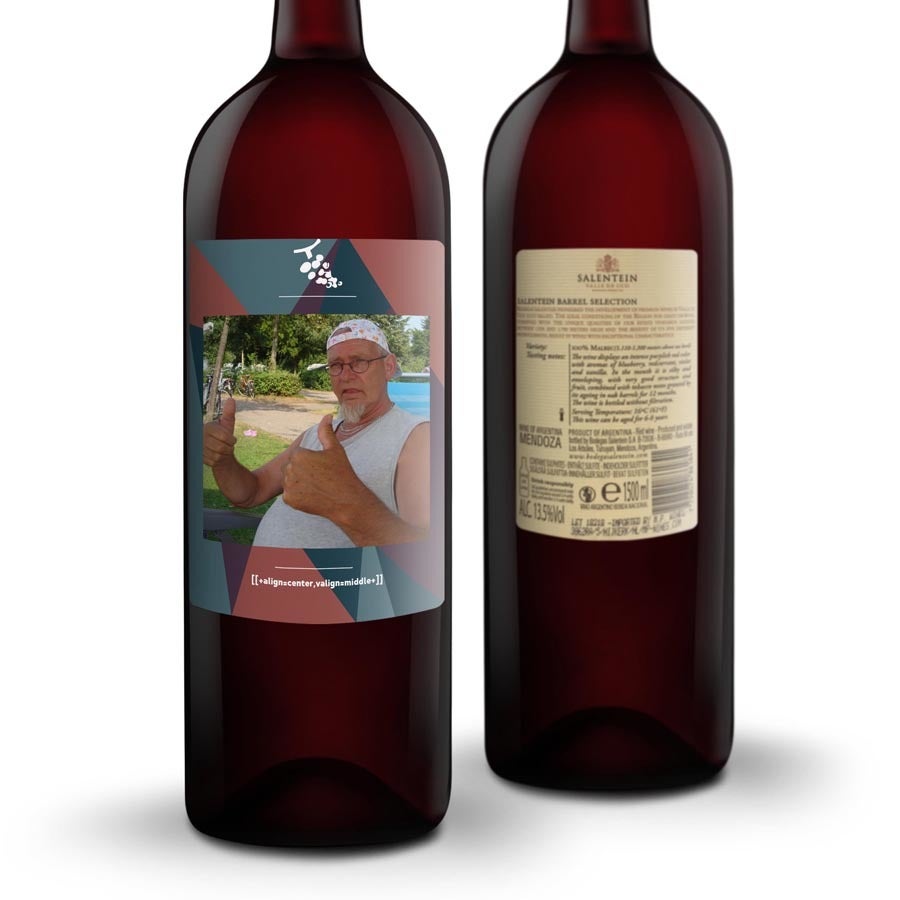 Fľaša vína Salentein Malbec s vlastnou fotkou muža s okuliarmi a šiltovkou, ktorú vám prekvapí personalizovaný štítok.