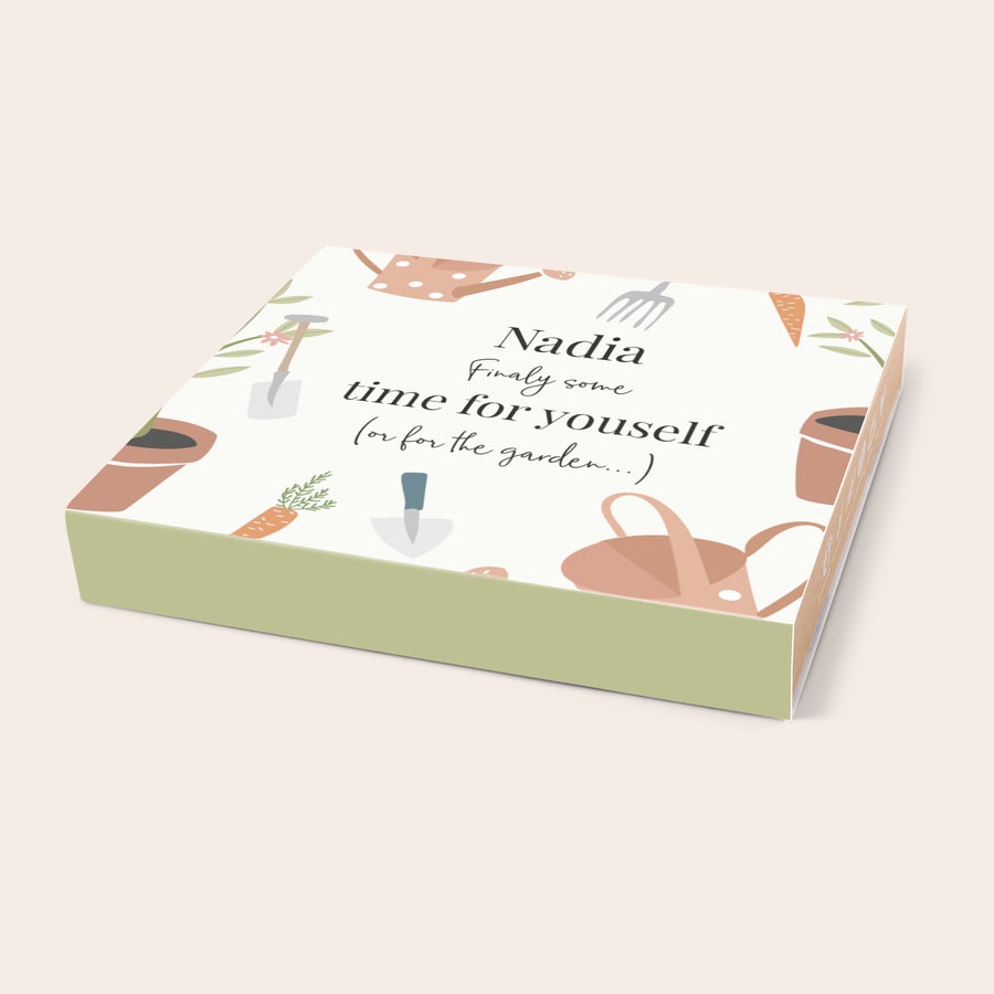 Bombas de semillas en caja personalizada - Flores silvestres Caja personalizada con diseño de herramientas de jardinería y nombre Nadia, ideal para regalar bombas de semillas de flores silvestres.