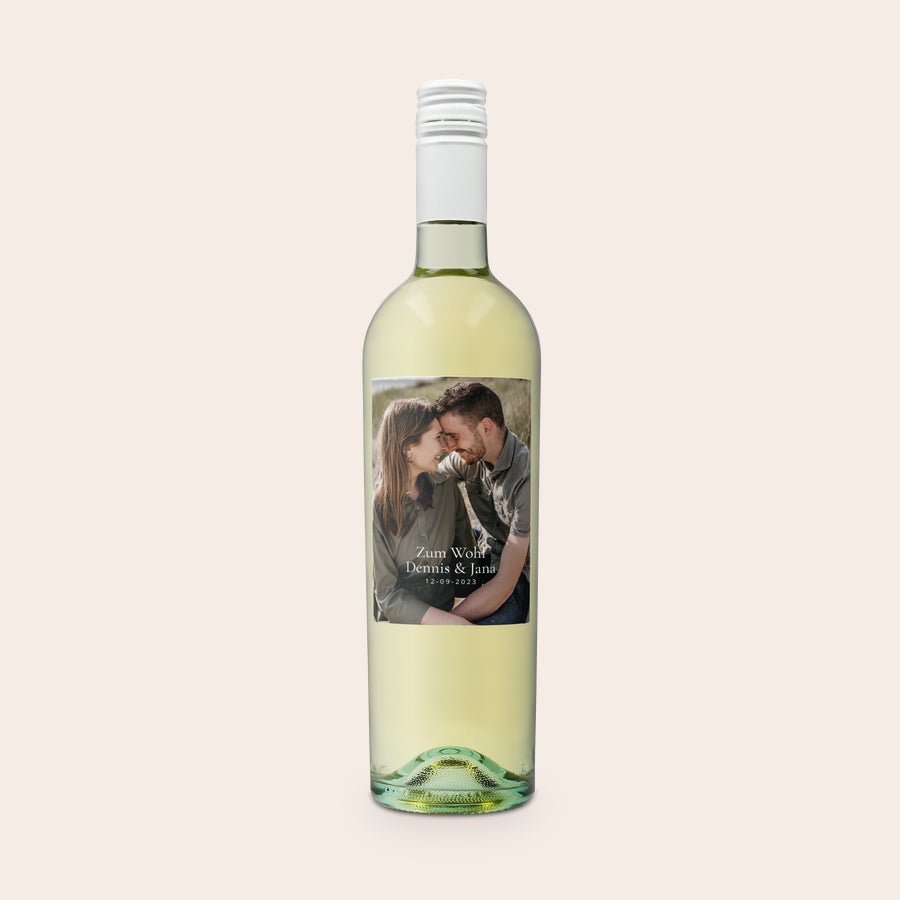 Wein Riondo Pinot Grigio personalisieren Riondo Pino Grigio Weingeschenk mit personalisiertem Etikett, bedruckt mit Pärchenfoto, den Namen Dennis & Jana und dem Datum 12-09-2023