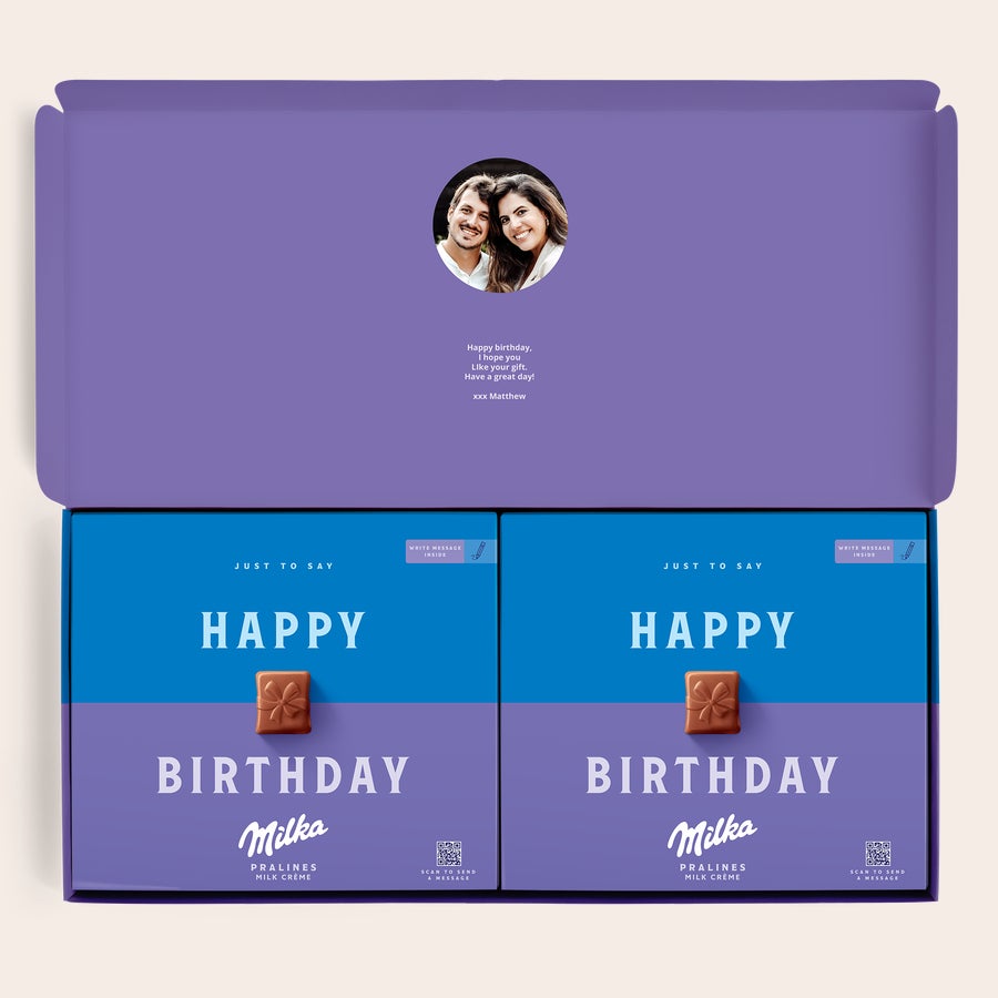 Milka Praliinit Syntymäpäivä Hyvää syntymäpäivää henkilökohtaisella Milka-suklaalahjalla. Kaksi Milka-rasiaa ja personoitu kuva sekä viesti painettuna laatikon kanteen.
