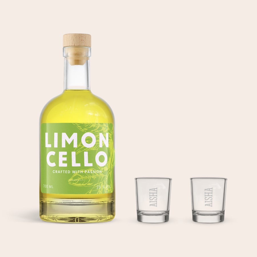 Personalizované limoncello - YourSurprise Limoncello s personalizovanými gravírovanými skleničkami se jménem Aisha, dokonalý dárek.
