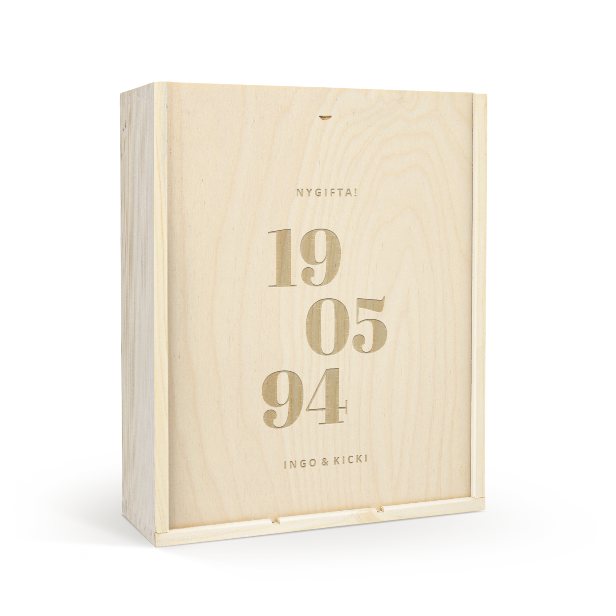 Lyxigt vinpaket med träbox och graverat lock med texten "NYGIFTA!", datumet "19 05 94" och namnen "INGO & KICKI".
