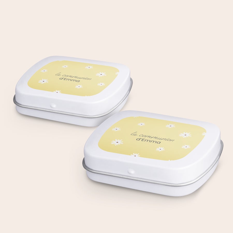 Boîte de pastilles à la menthe Boîte personnalisée de menthes poivrées avec un motif de marguerites et le texte "La communion d'Emma" imprimé sur le couvercle