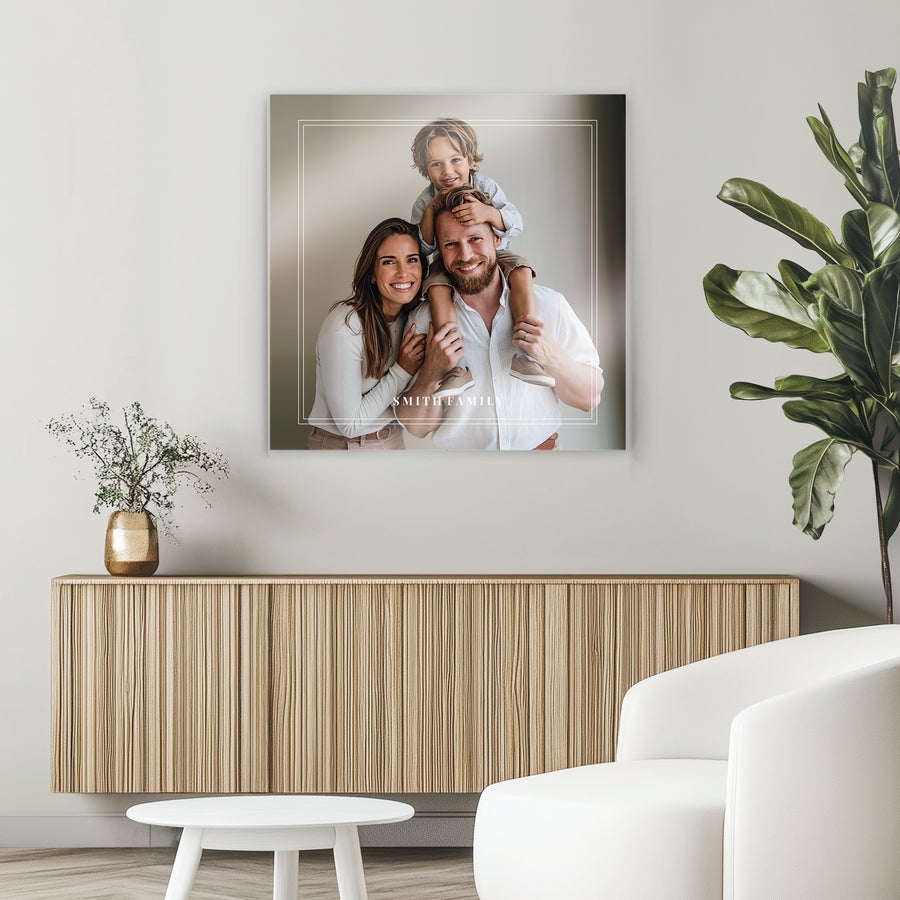 Foto su acrillico Foto su acrilico personalizzata con la foto di una famiglia, un bambino sulle spalle del padre e il nome Smith Family stampato in bianco.