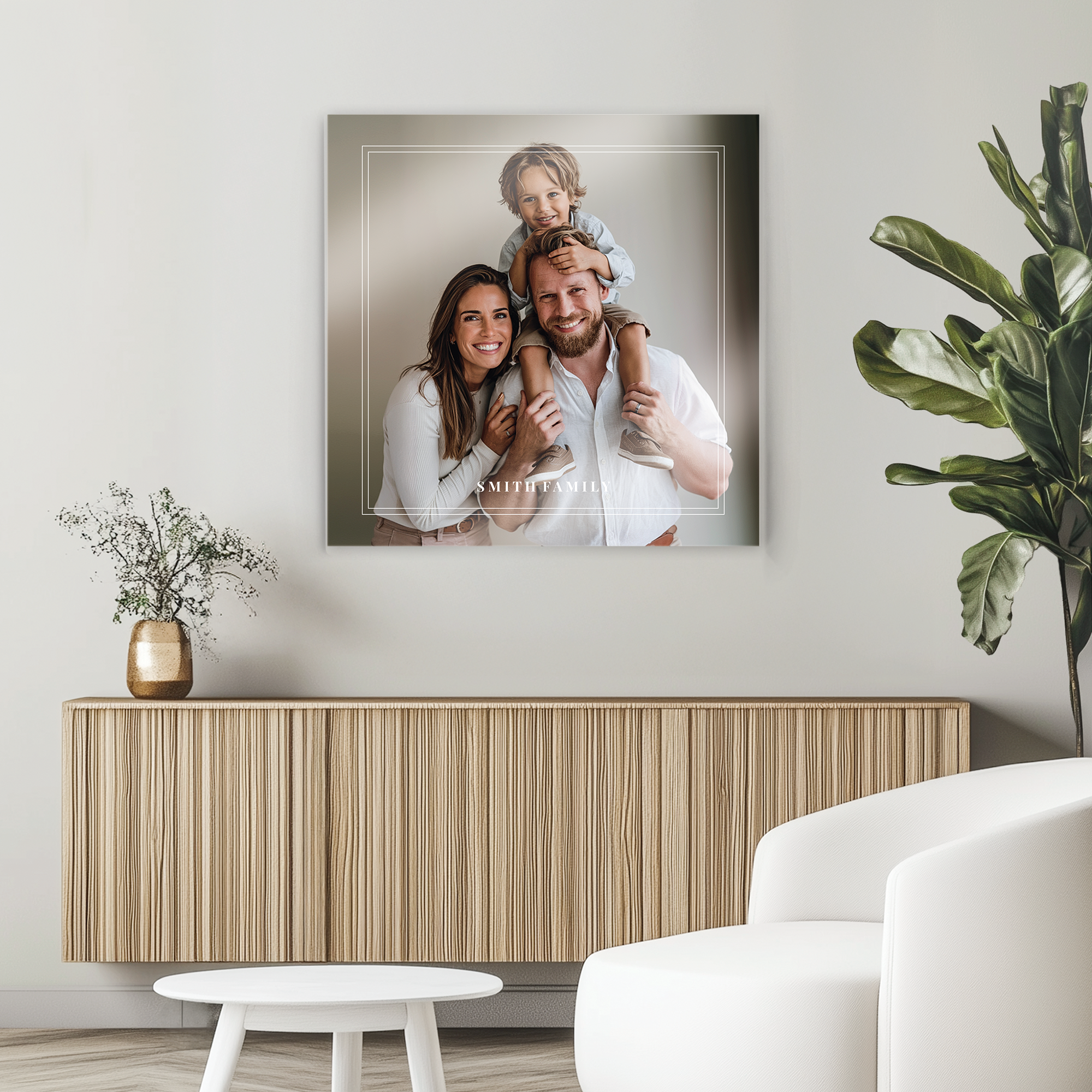 Fotografie acrilică personalizată cu imaginea unei familii fericite și numele "SMITH FAMILY" imprimat.