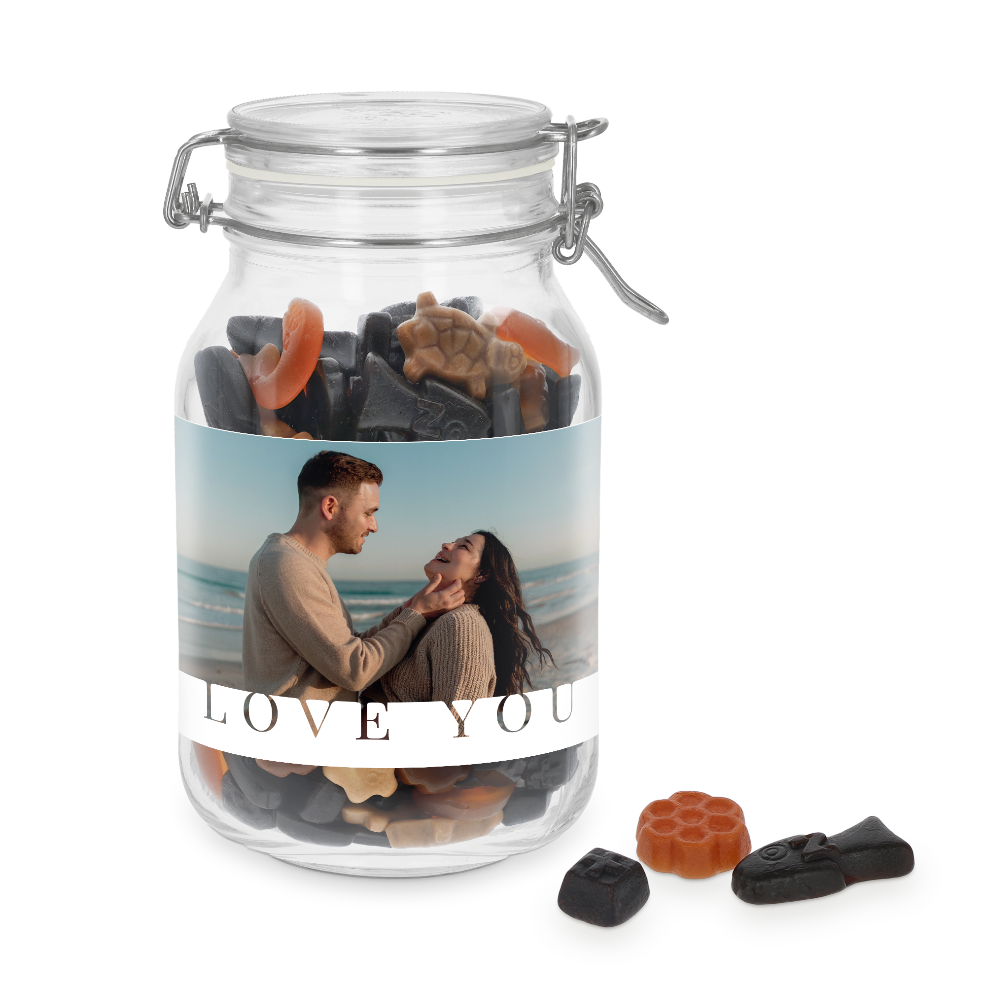 Personalisiertes Bonbonglas mit Lakritzmischung, bedruckt mit Foto eines Paares am Strand und dem Text "LOVE YOU"