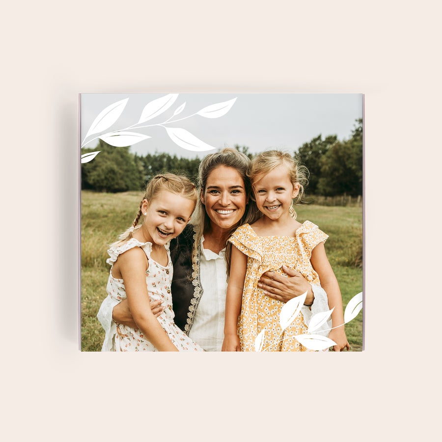 Milka Kleines Dankeschön Personalisierte Milka-Geschenkbox mit einem aufgedruckten Foto einer lächelnden Frau mit zwei Mädchen und Blättern