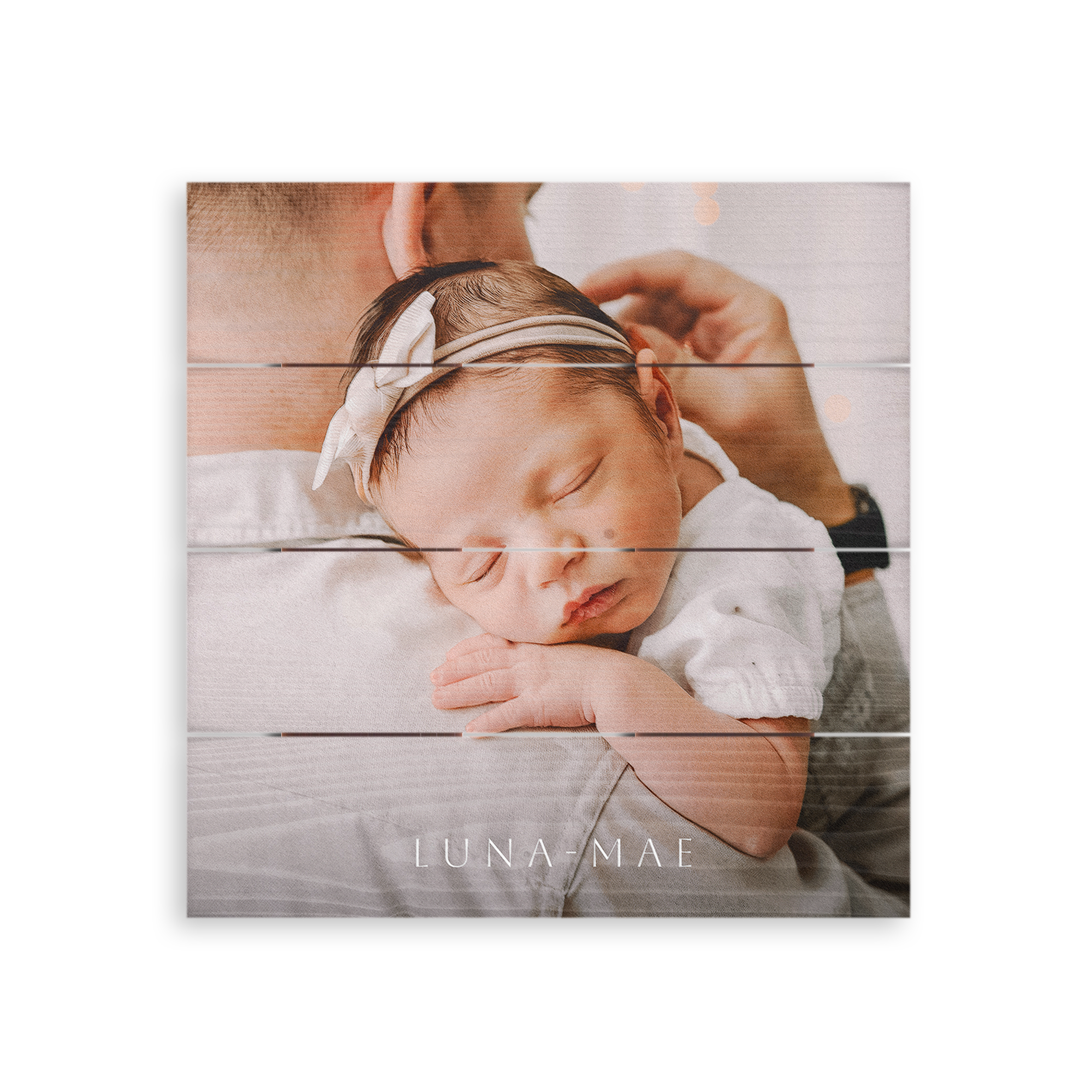 Baby slaapt op schouder, foto op hout met witwash en 'LUNA-MAE' tekst, gepersonaliseerd cadeautje