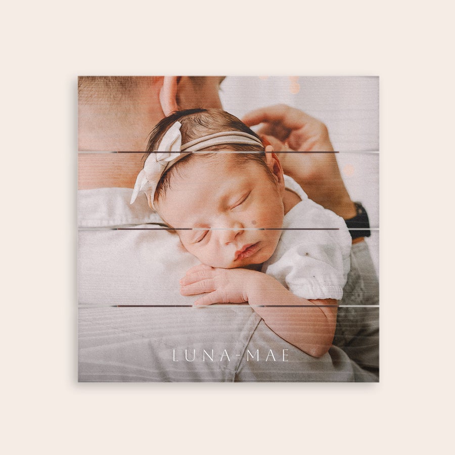 Foto op hout afdrukken Baby slaapt op schouder, foto op hout met witwash en 'LUNA-MAE' tekst, gepersonaliseerd cadeautje
