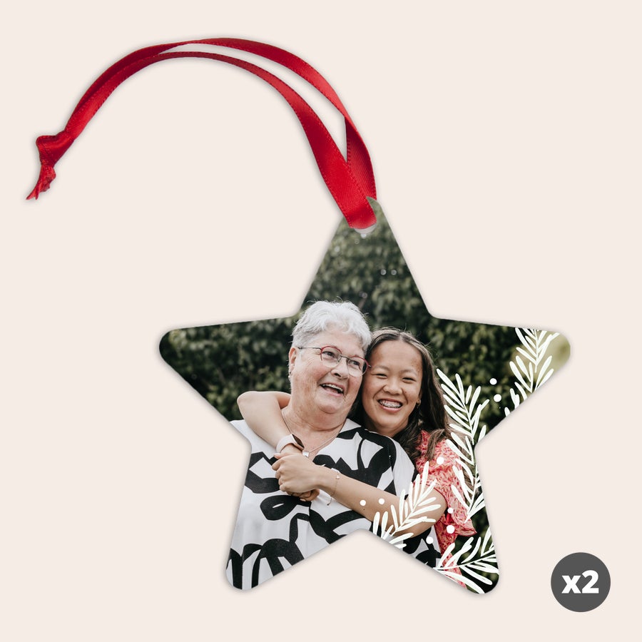 Decorazioni Natalizie per l'Albero Addobbo natalizio a stella in alluminio con foto stampata di una nonna e una nipote. Due stelle personalizzabili per te.
