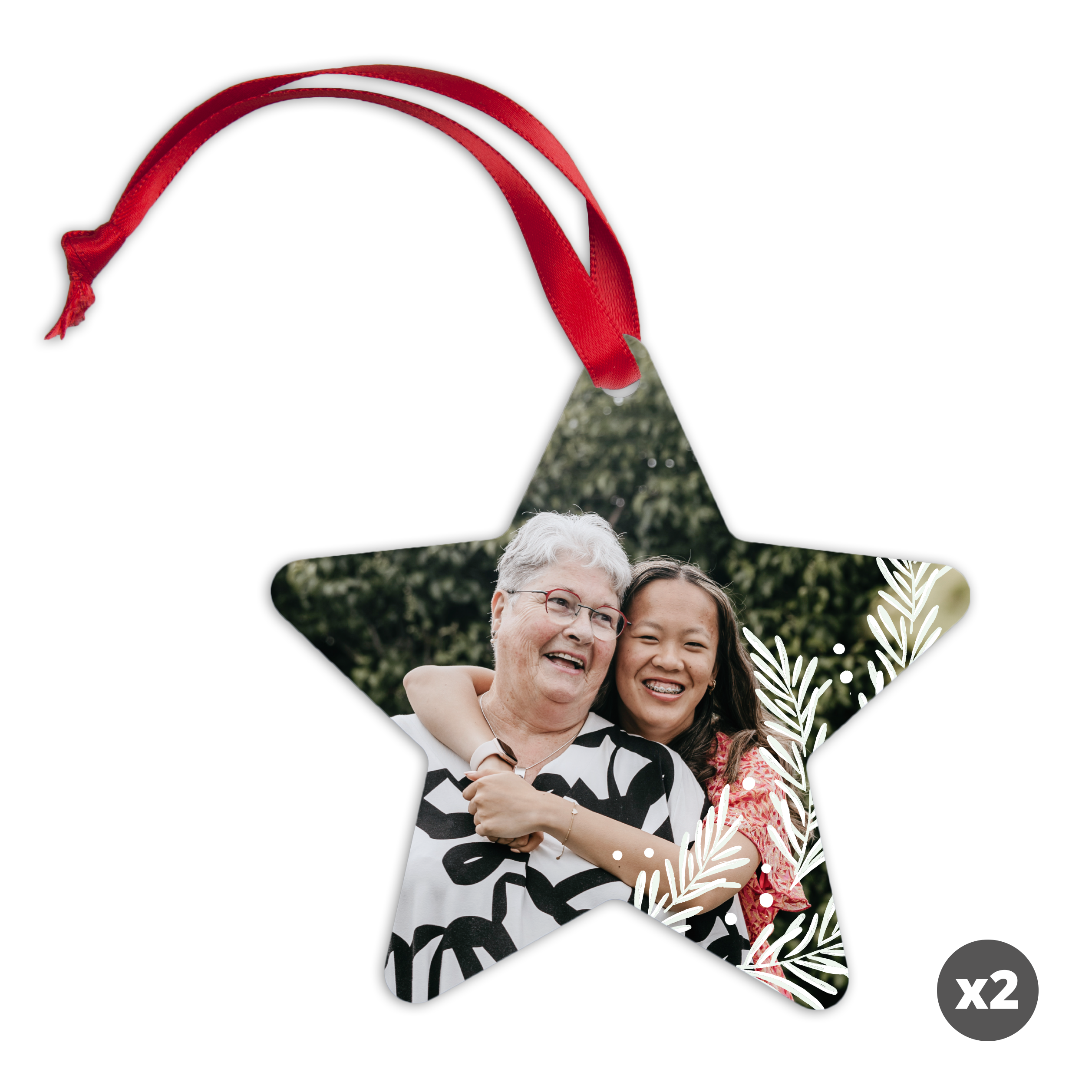 Ornament stea din aluminiu cu fotografie personalizată a unei bunici și nepoate, cu panglică roșie, pentru Crăciun.